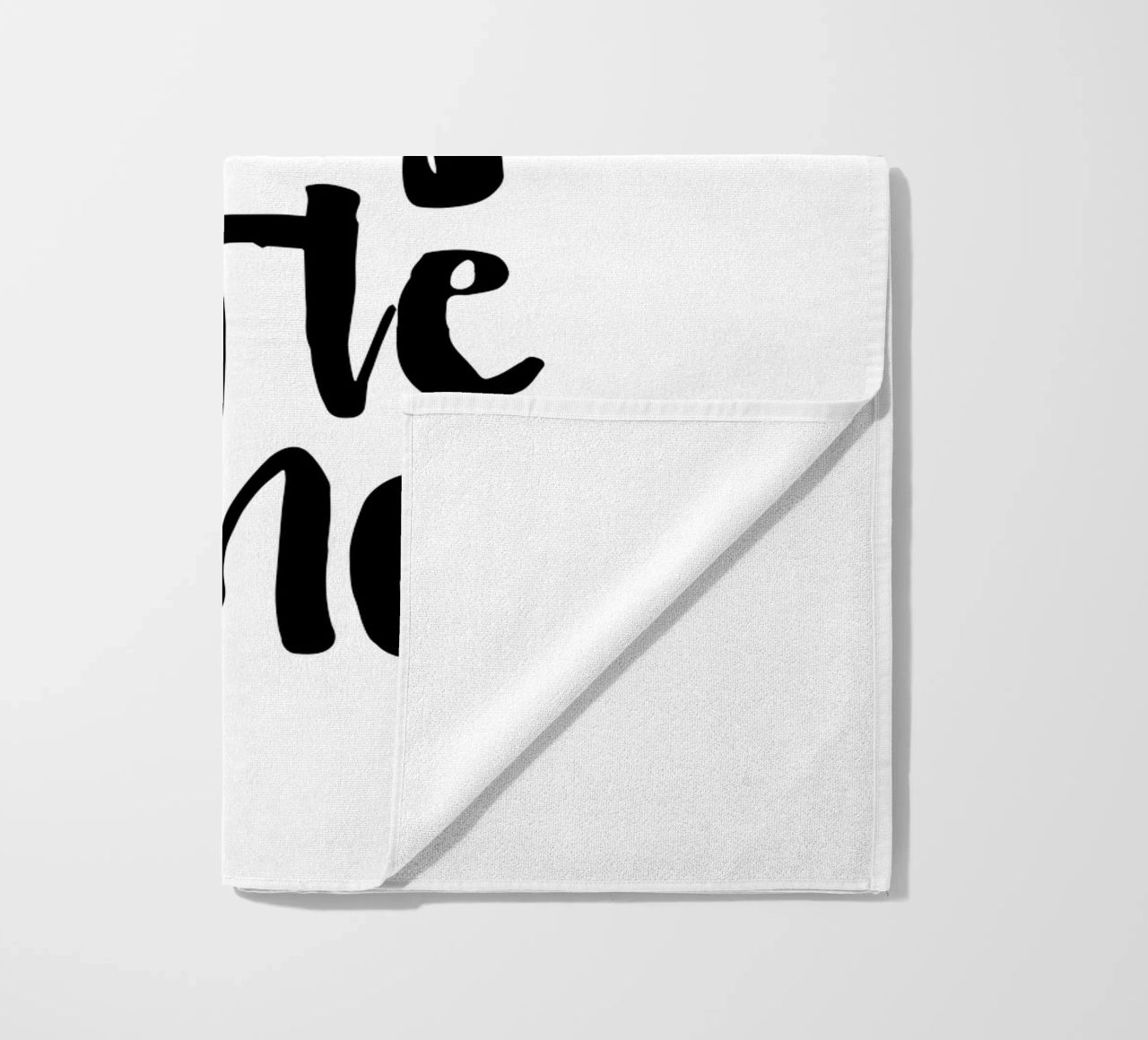 Sogna in grande piccolo in bianco e nero telo mare da THE MOTIVATED TYPE
