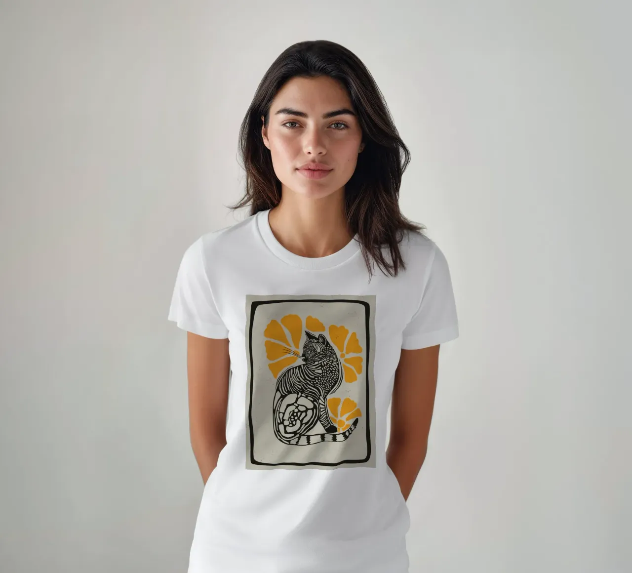 Gatto con fiori t-shirt da Indigo Rain