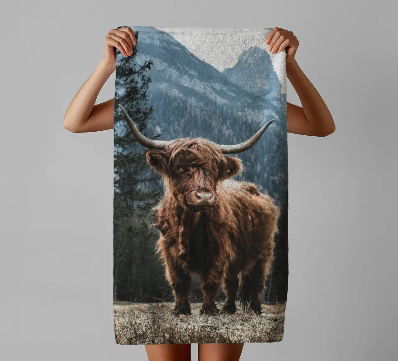 Highland cow in front of a mountain backdrop - Rustic nature photography towel by Whole©