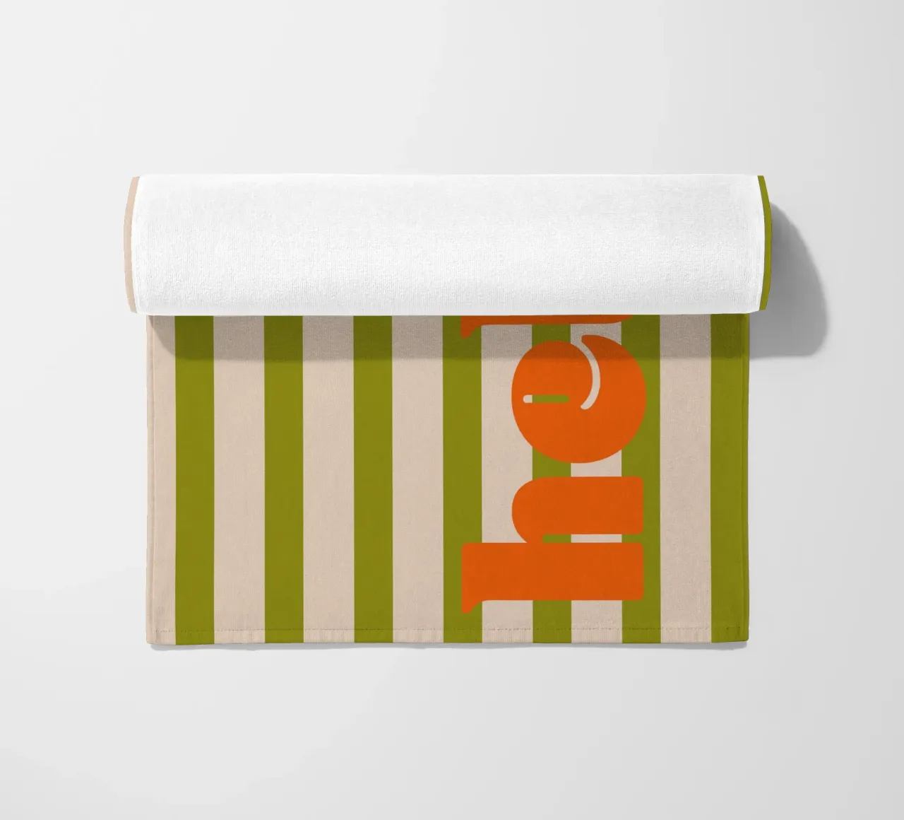 Hallo - Grün-Orange-Streifen Strandtuch von Malou-Studio