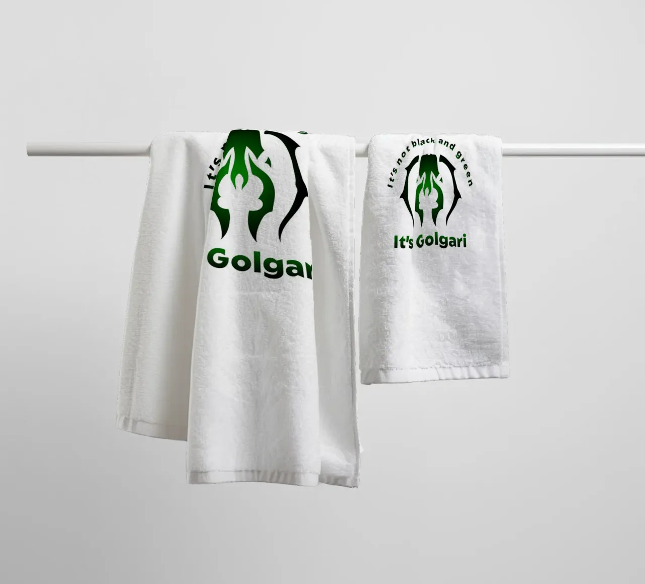 Non è nero e verde, è Golgari. asciugamano da bagno da Loobs