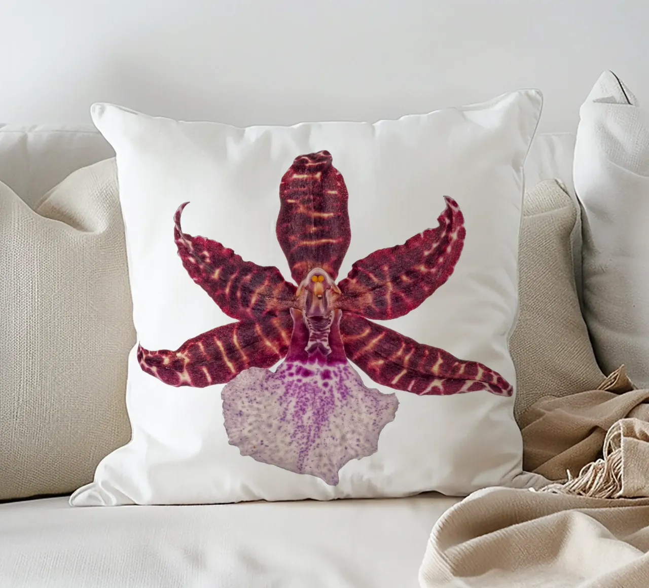 Bellezza squisita: Orchidea rossa cuscino da Curious Collections by Marielle Leenders