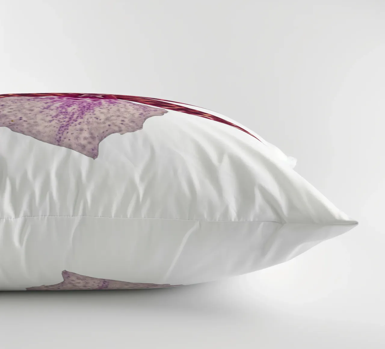 Bellezza squisita: Orchidea rossa cuscino da Curious Collections by Marielle Leenders