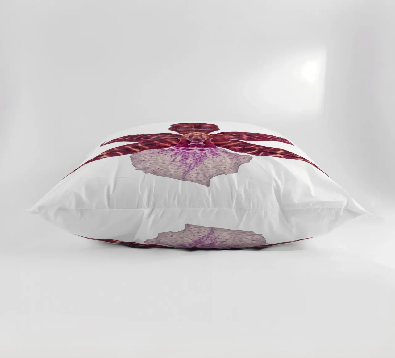 Bellezza squisita: Orchidea rossa cuscino da Curious Collections by Marielle Leenders