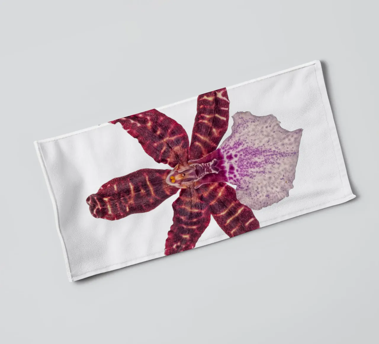 Bellezza squisita: Orchidea rossa asciugamano da bagno da Curious Collections by Marielle Leenders