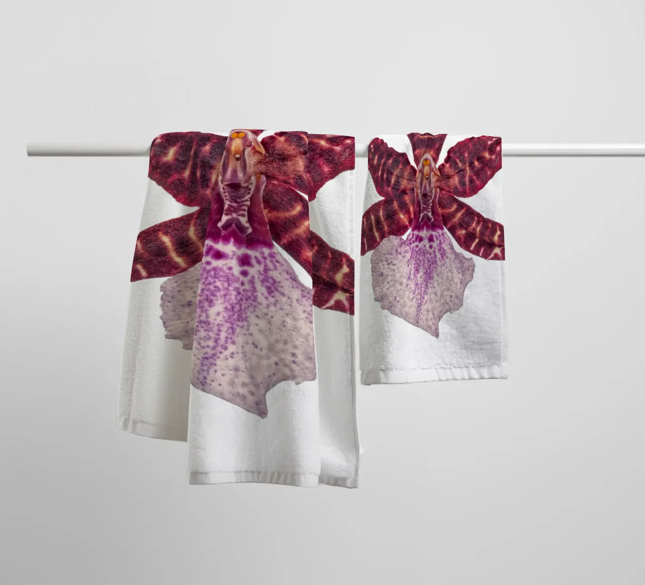 Bellezza squisita: Orchidea rossa asciugamano da bagno da Curious Collections by Marielle Leenders