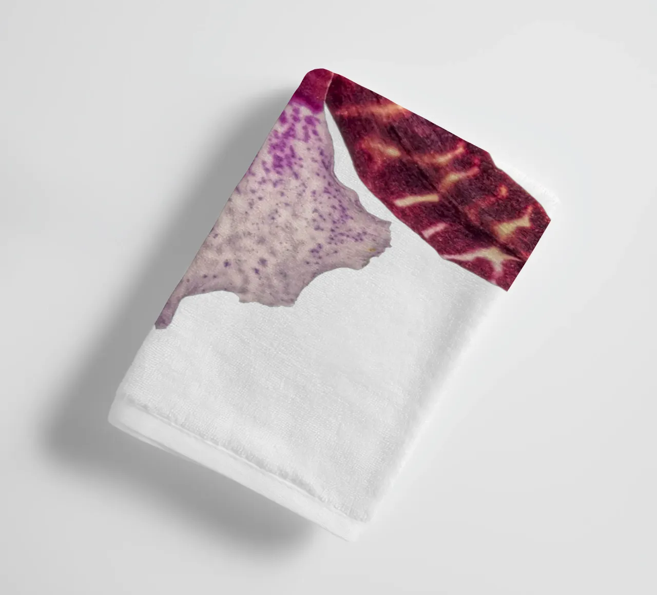 Bellezza squisita: Orchidea rossa asciugamano da bagno da Curious Collections by Marielle Leenders