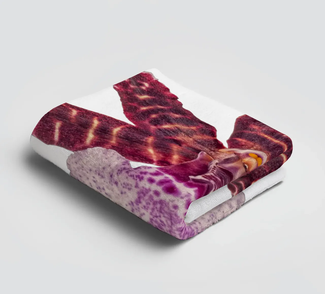 Bellezza squisita: Orchidea rossa asciugamano da bagno da Curious Collections by Marielle Leenders