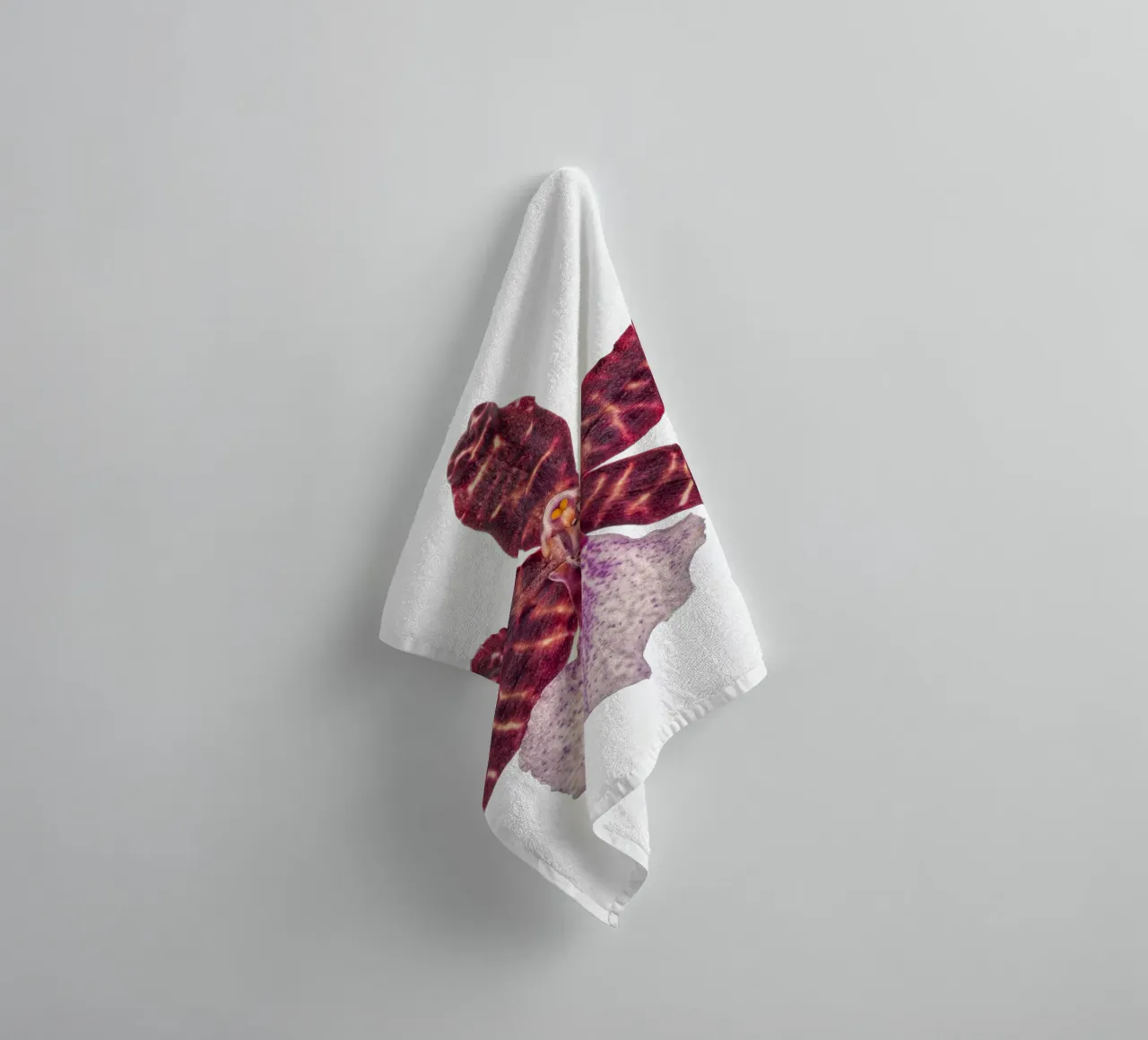 Bellezza squisita: Orchidea rossa asciugamano da bagno da Curious Collections by Marielle Leenders