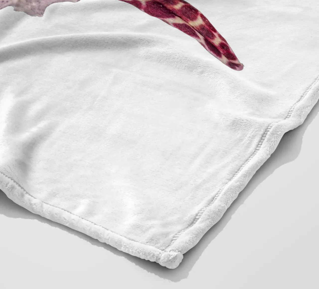 Bellezza squisita: Orchidea rossa coperta in pile da Curious Collections by Marielle Leenders