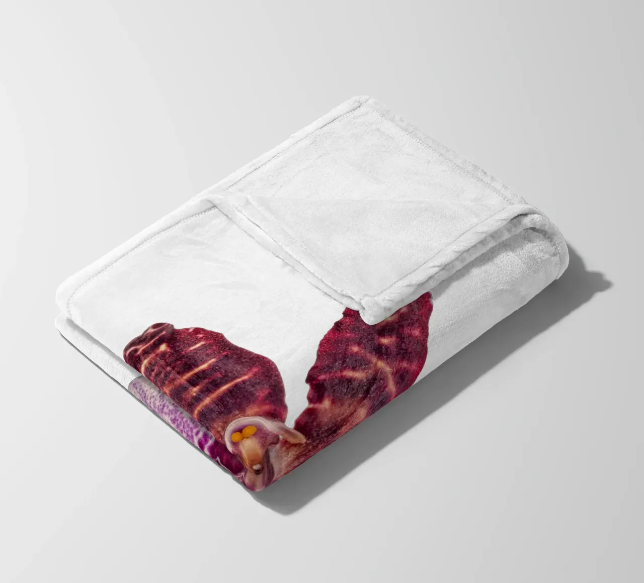 Bellezza squisita: Orchidea rossa coperta in pile da Curious Collections by Marielle Leenders