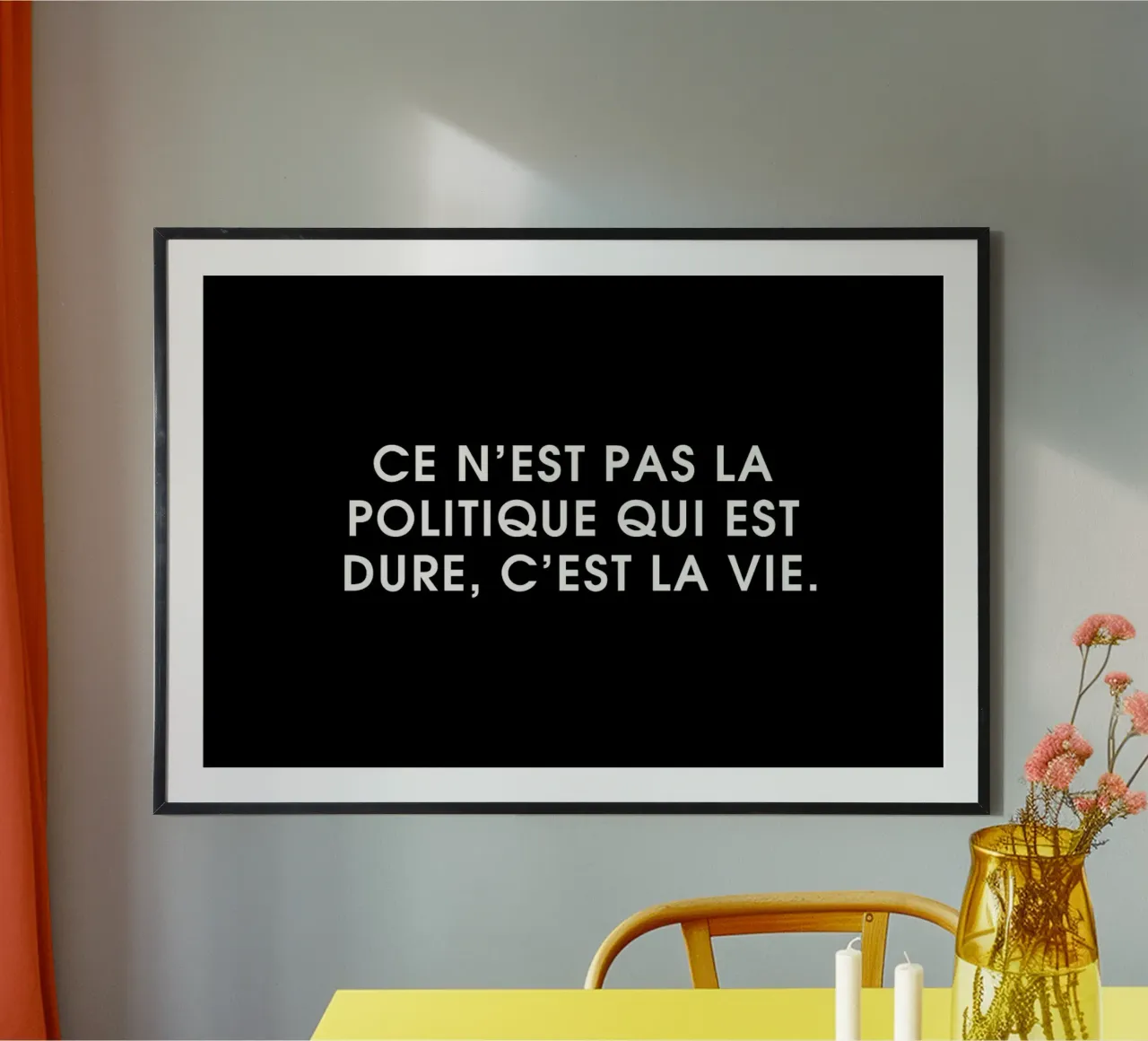 Ce n'est pas la politique qui est dure, c'est la vie - Black poster con telaio in legno da Intertitres