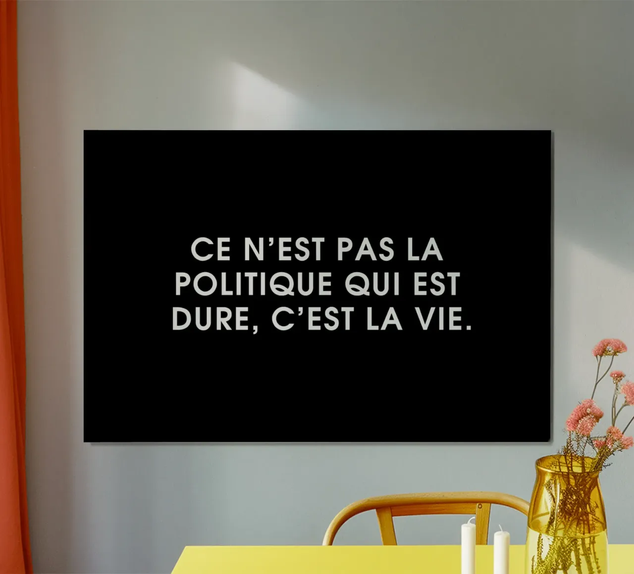 Ce n'est pas la politique qui est dure, c'est la vie - Black poster con telaio in legno da Intertitres