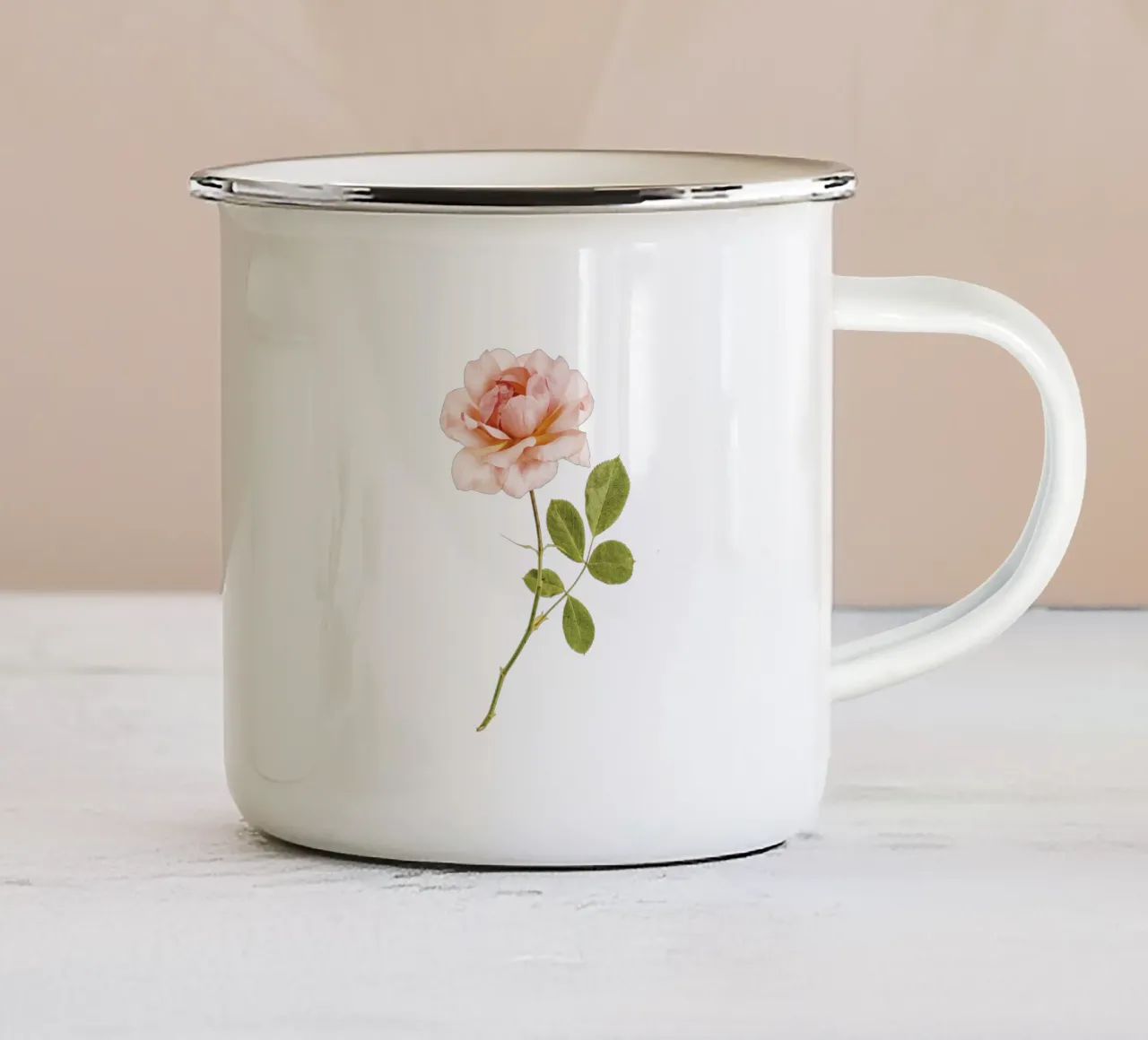 Tijdloze elegantie: Enkele abrikoosroos emaille mok van Curious Collections by Marielle Leenders