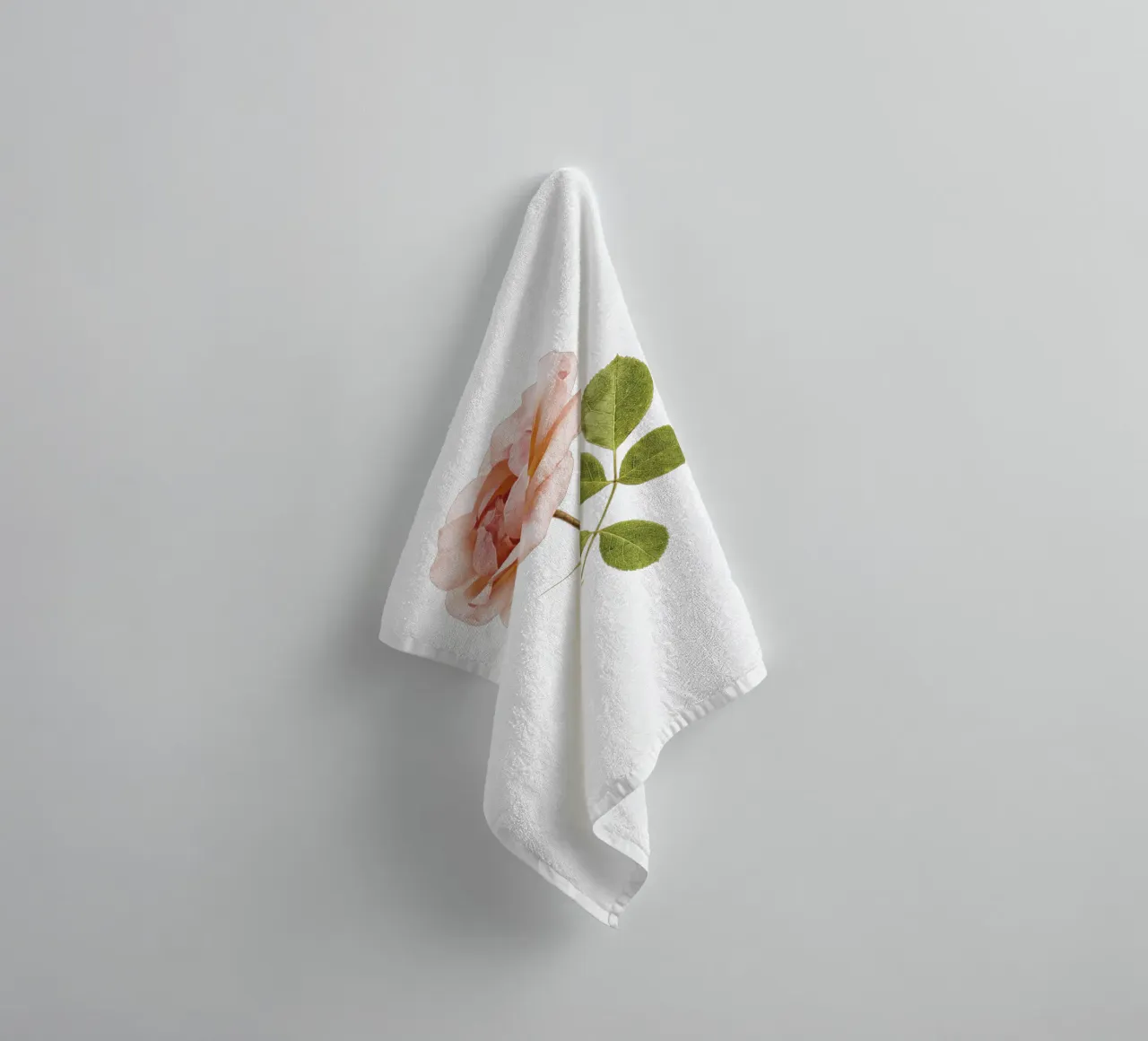 L'élégance intemporelle : Rose abricot unique serviette de bain de Curious Collections by Marielle Leenders