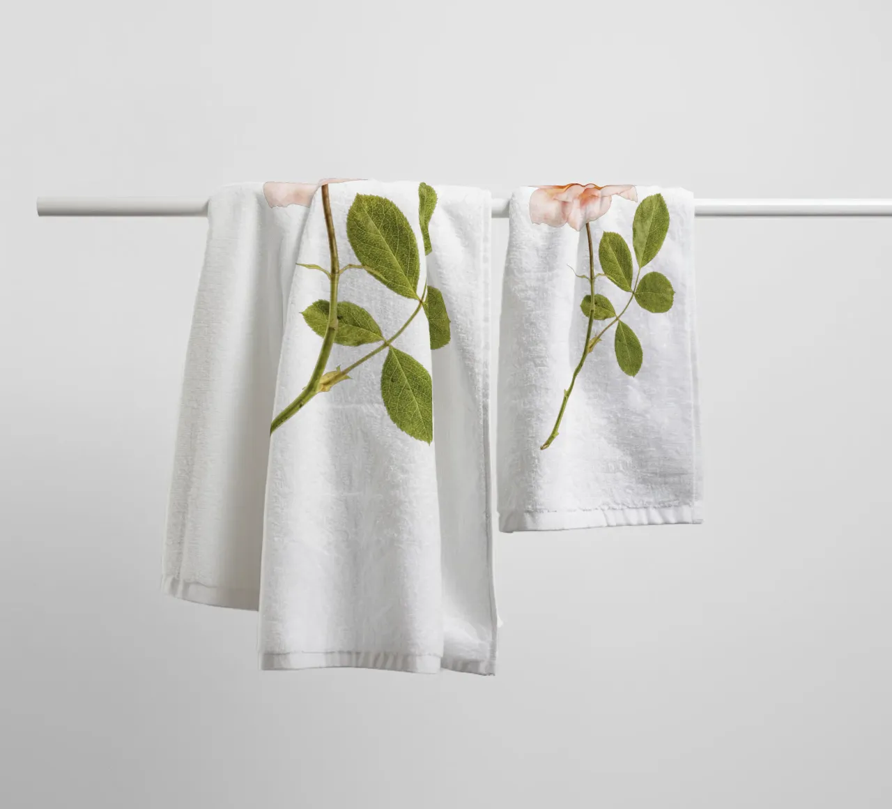 L'élégance intemporelle : Rose abricot unique serviette de bain de Curious Collections by Marielle Leenders