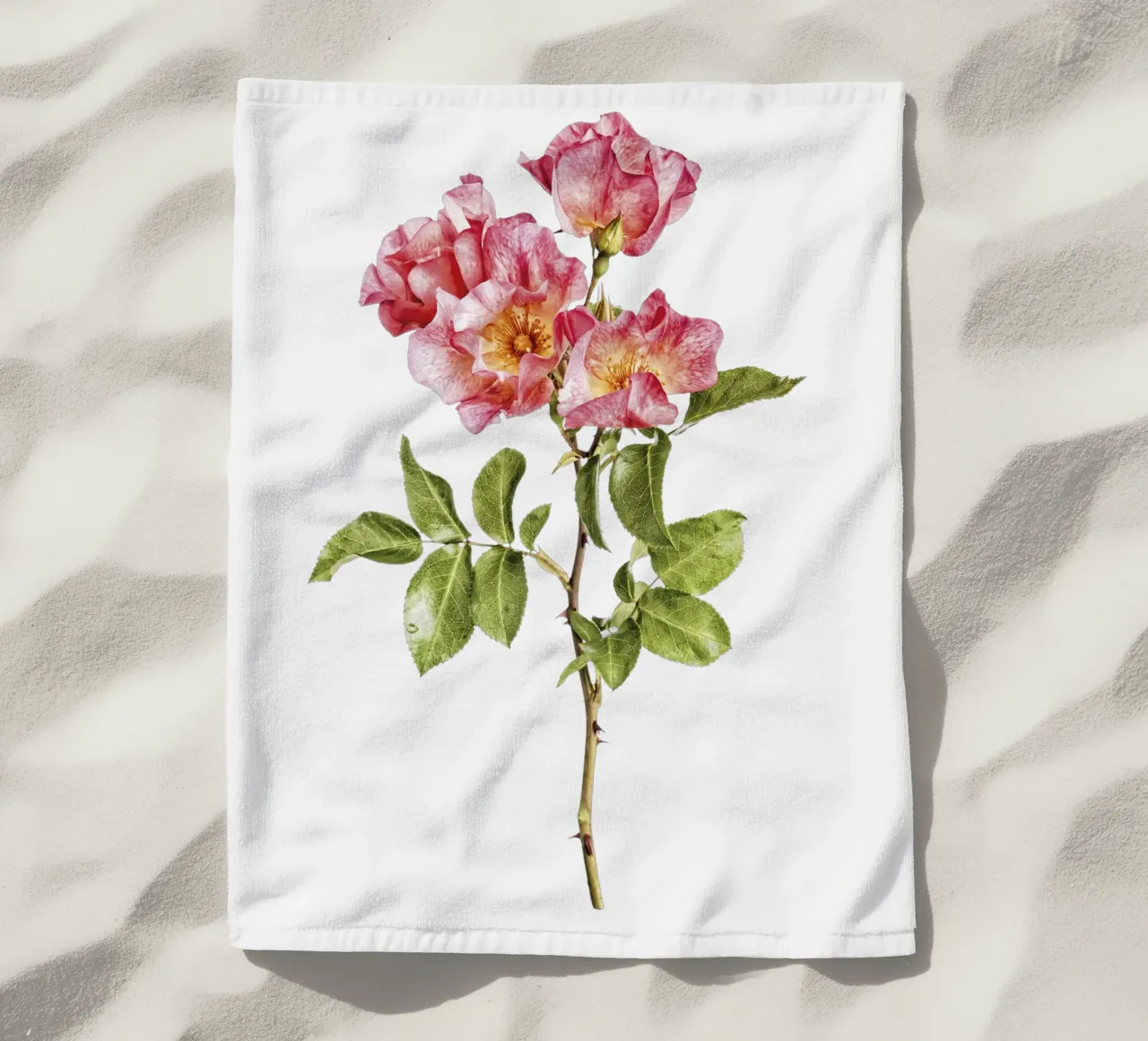 Bellezza indomita: Rosa selvatica telo mare da Curious Collections by Marielle Leenders