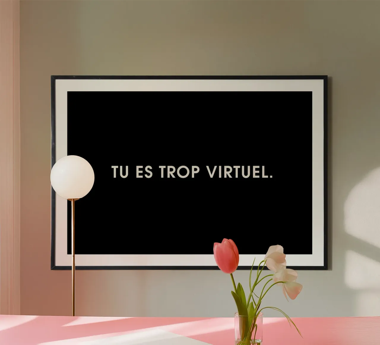 Tu es trop virtuel - Black poster con telaio in legno da Intertitres