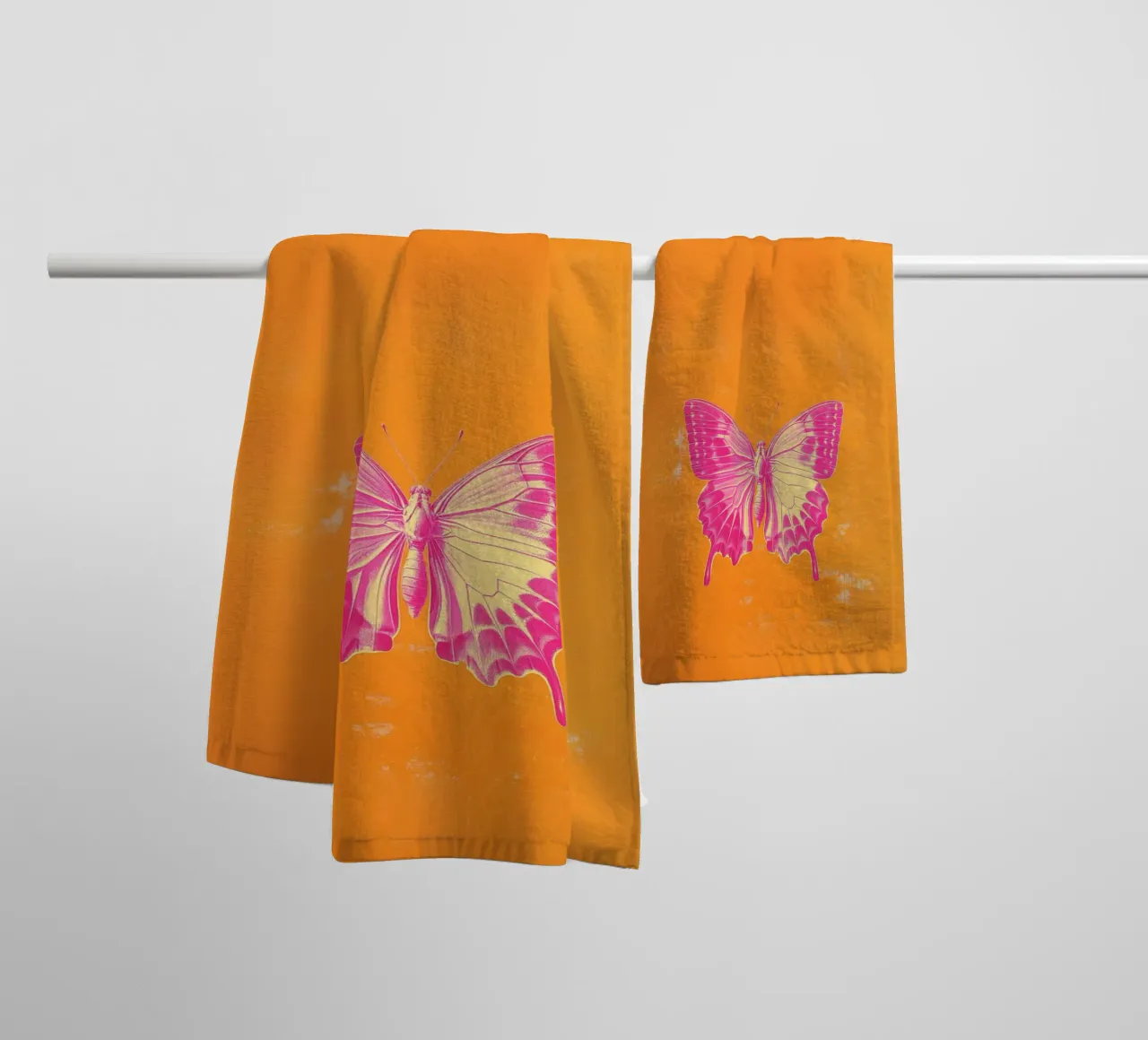 Farfalla rosa asciugamano da bagno da Malou-Studio
