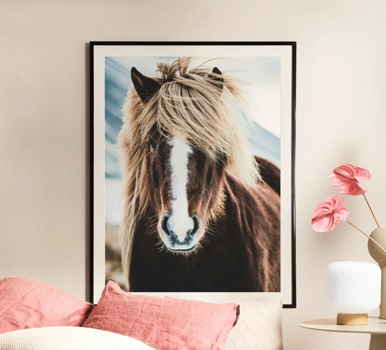 Cavallo islandese in inverno - natura pura poster con telaio in plastica da Whole©