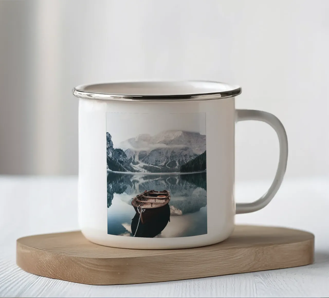 Alpenmeer met boot - rustige bergidylle emaille mok van Whole©