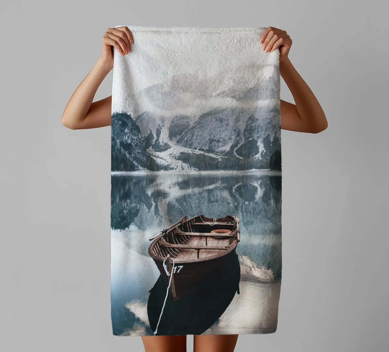 Alpenmeer met boot - rustige bergidylle badhanddoek van Whole©