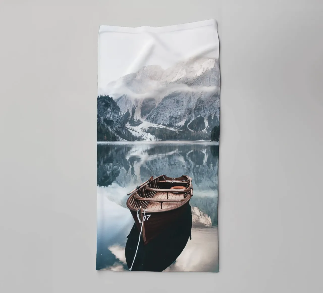 Alpenmeer met boot - rustige bergidylle badhanddoek van Whole©