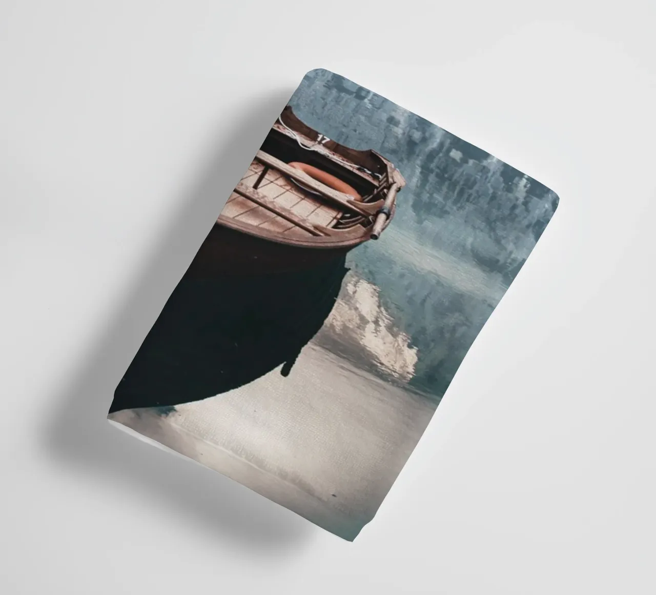 Alpenmeer met boot - rustige bergidylle badhanddoek van Whole©