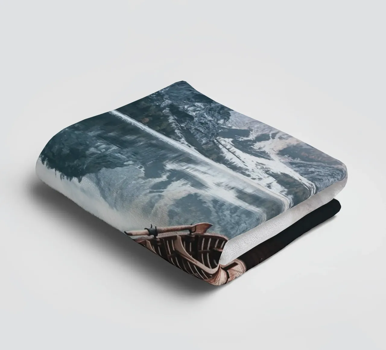 Alpenmeer met boot - rustige bergidylle badhanddoek van Whole©