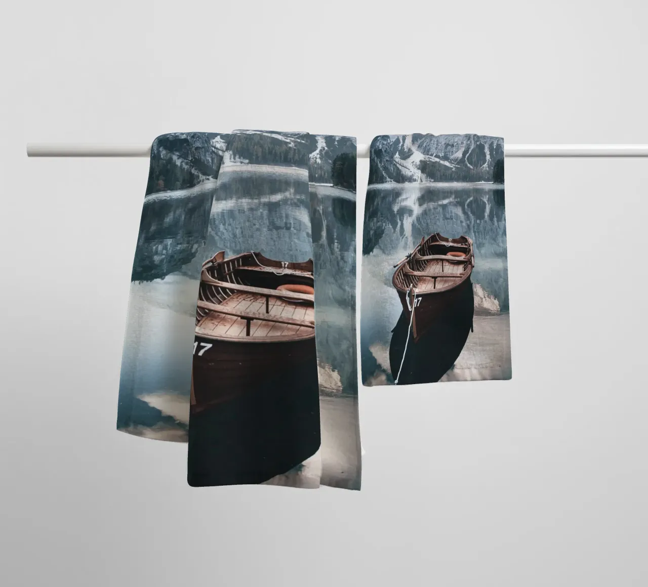 Alpenmeer met boot - rustige bergidylle badhanddoek van Whole©