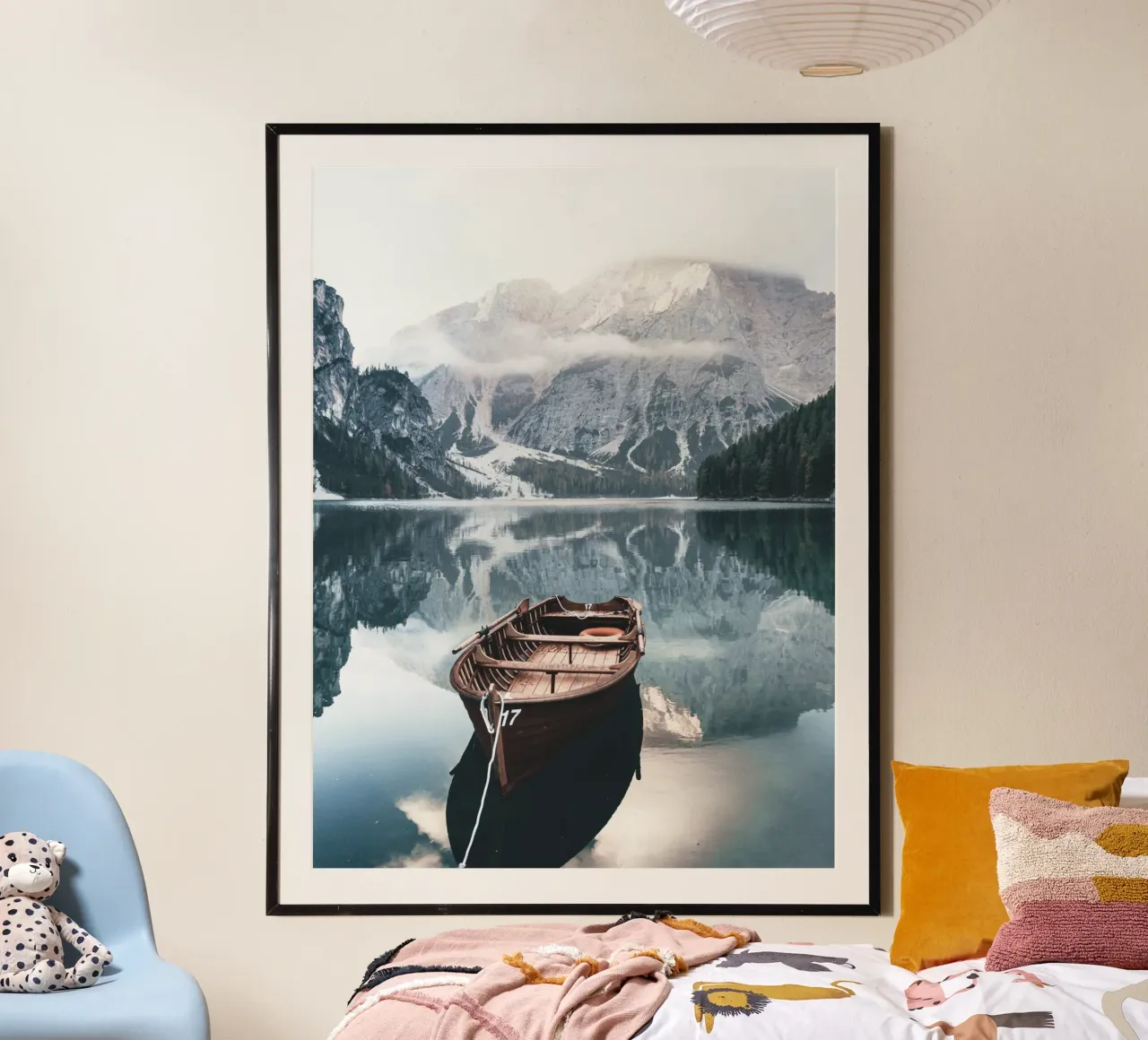 Alpensee mit Boot – Ruhige Bergidylle Poster von Whole©