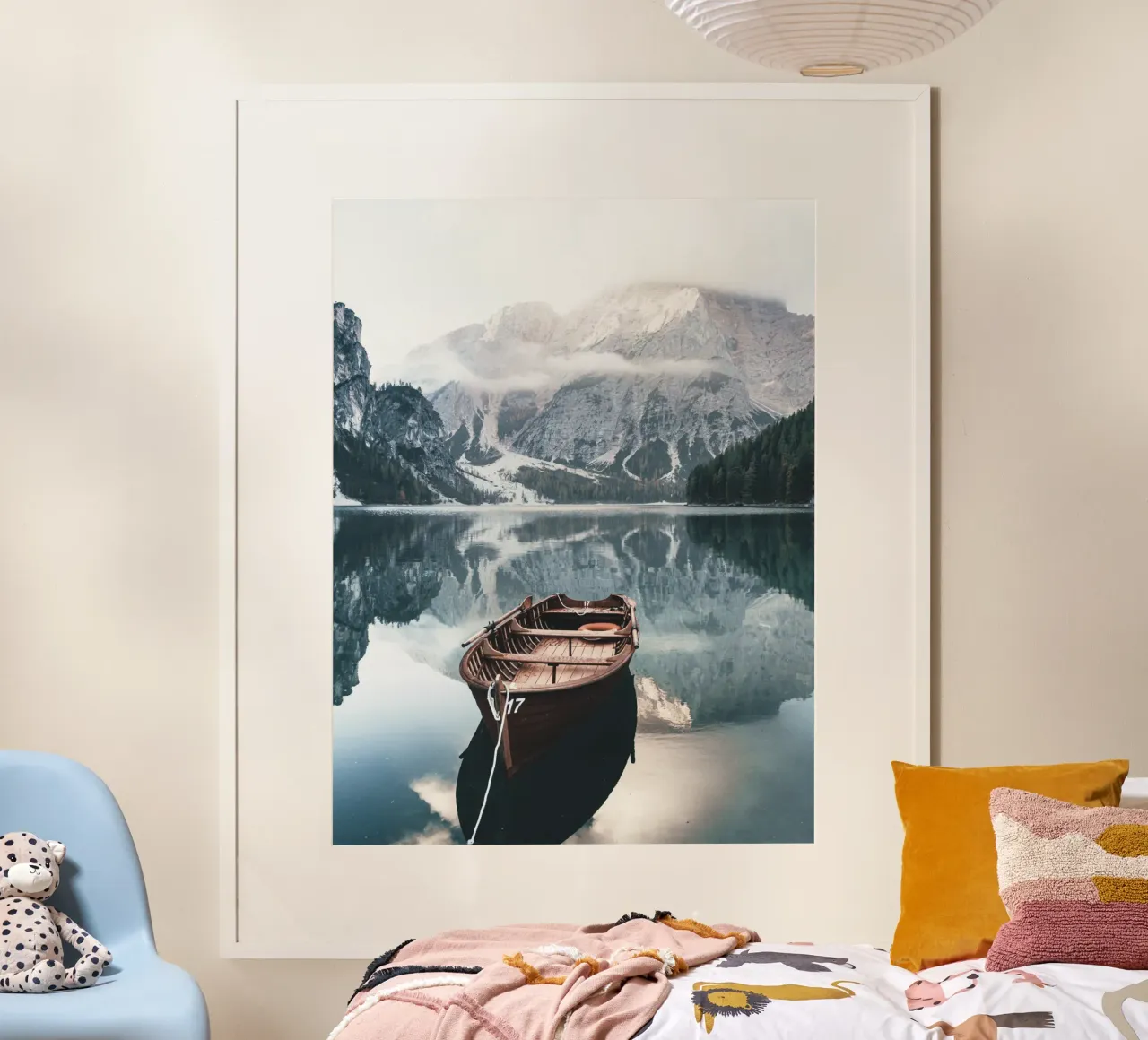 Alpensee mit Boot – Ruhige Bergidylle Poster von Whole©
