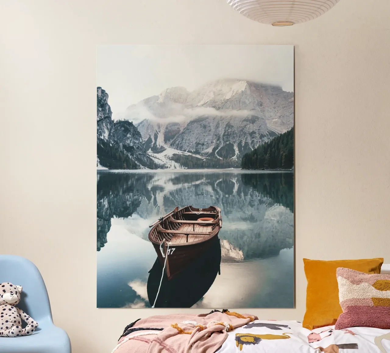 Alpensee mit Boot – Ruhige Bergidylle Poster von Whole©