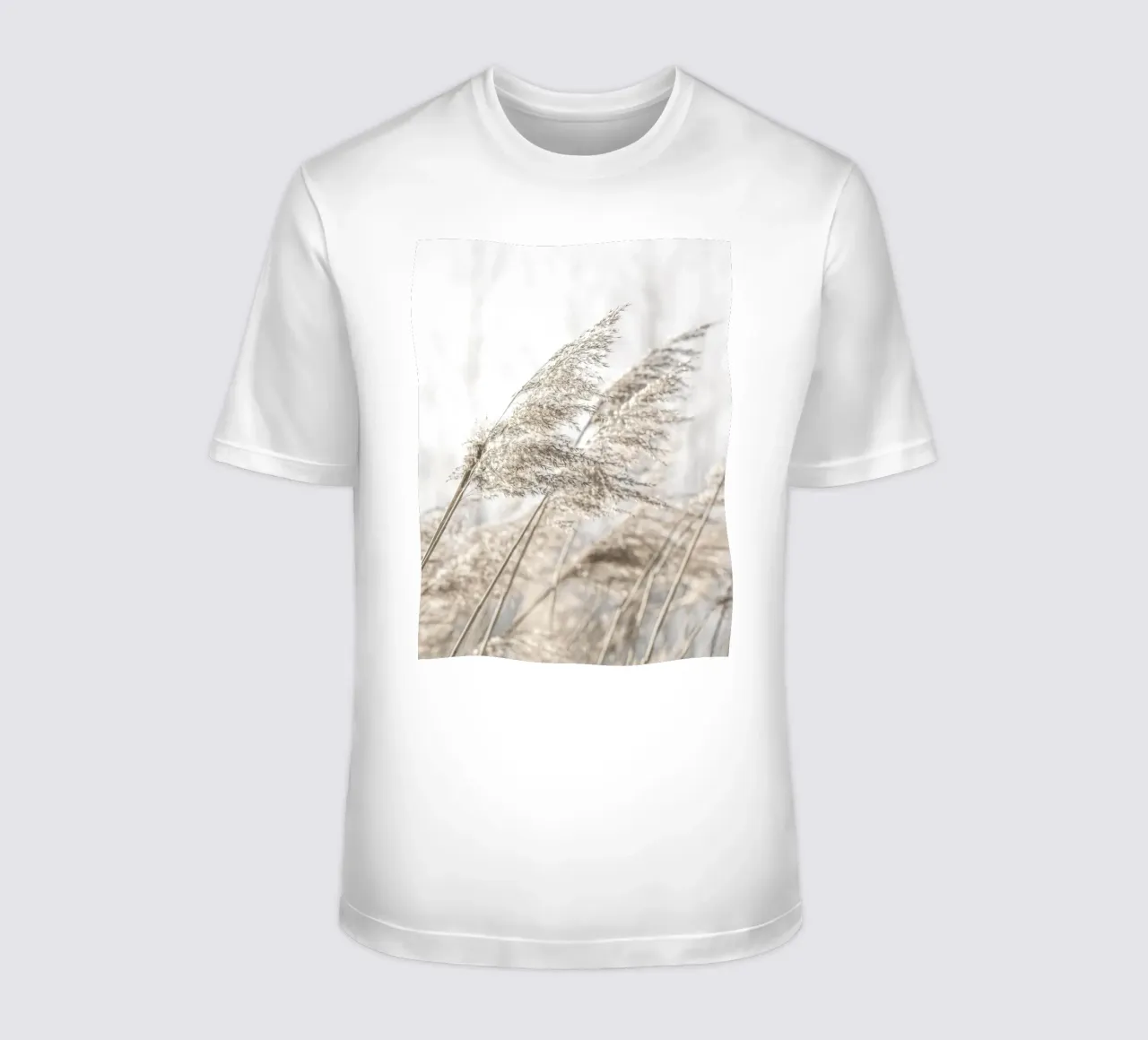 Delicata erba di giunco: la natura in un elegante look beige t-shirt da Whole©