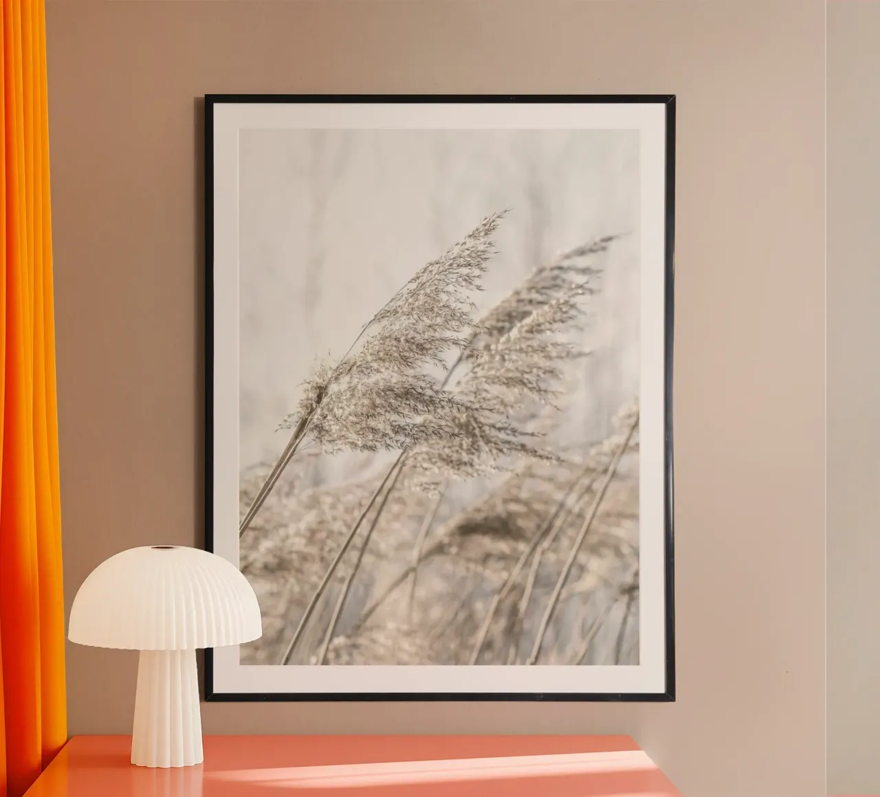 Delicata erba di giunco: la natura in un elegante look beige poster con telaio in plastica da Whole©