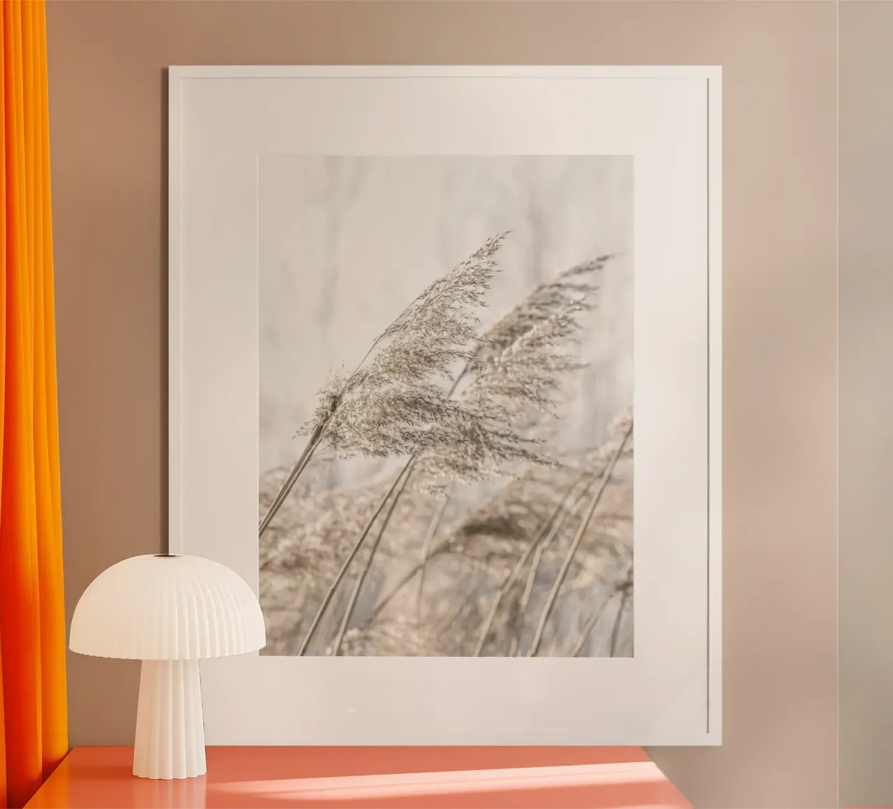 Delicata erba di giunco: la natura in un elegante look beige poster con telaio in plastica da Whole©