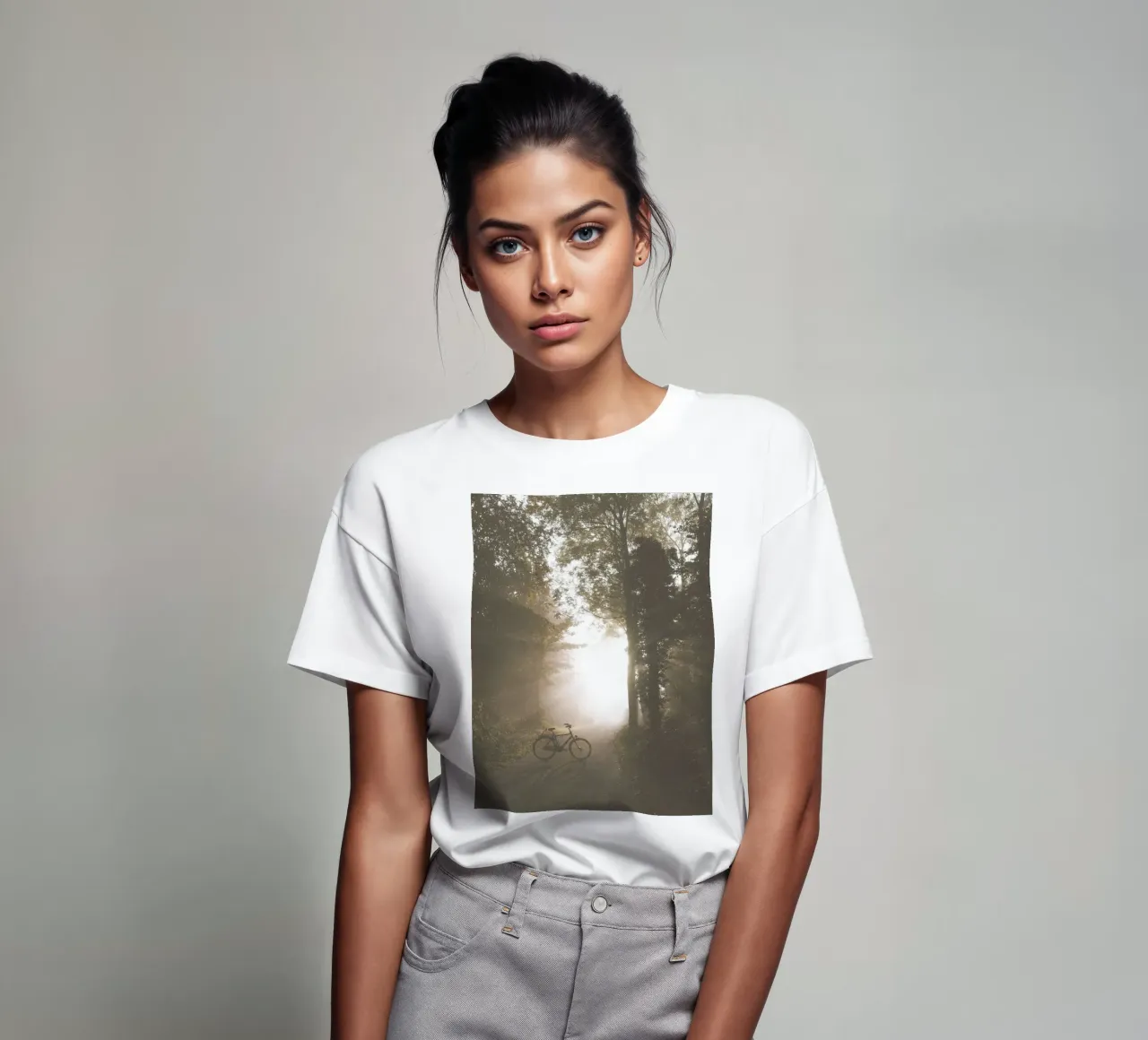 Sentiero forestale d'atmosfera - tranquillità nella luce del mattino t-shirt da Whole©