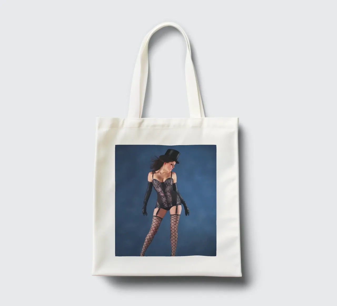 Ragazza con cappello a cilindro borsa in juta da Dave Hare Photography