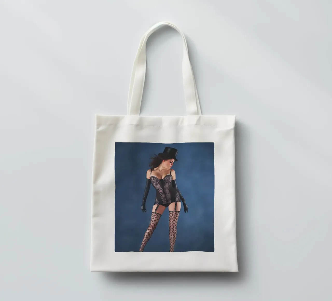 Ragazza con cappello a cilindro borsa in juta da Dave Hare Photography