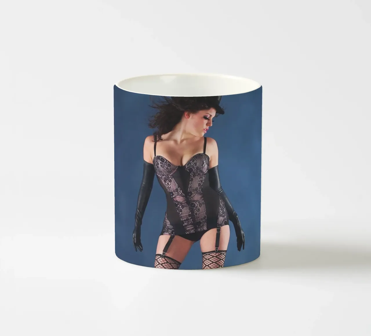 Ragazza con cappello a cilindro tazza in ceramica da Dave Hare Photography