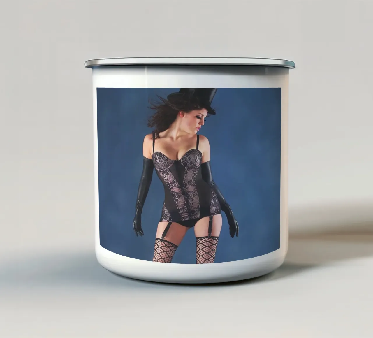 Ragazza con cappello a cilindro tazza in smalto da Dave Hare Photography