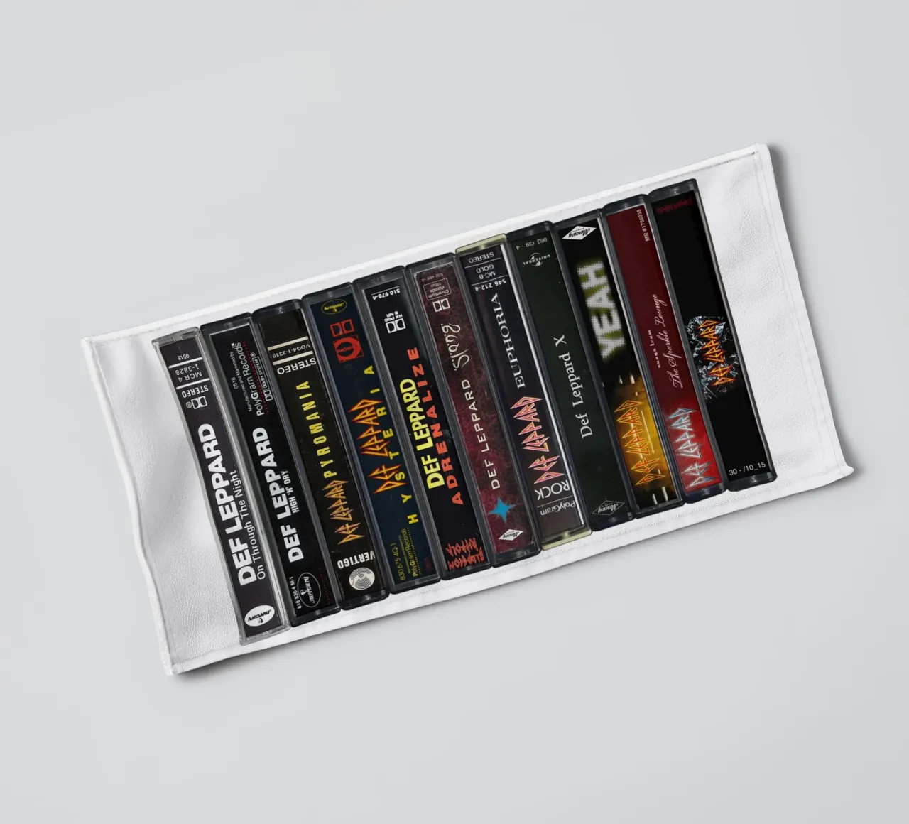 Def Leppard - Album raccolti - Stampa su cassetta asciugamano da bagno da MrMustardPrints
