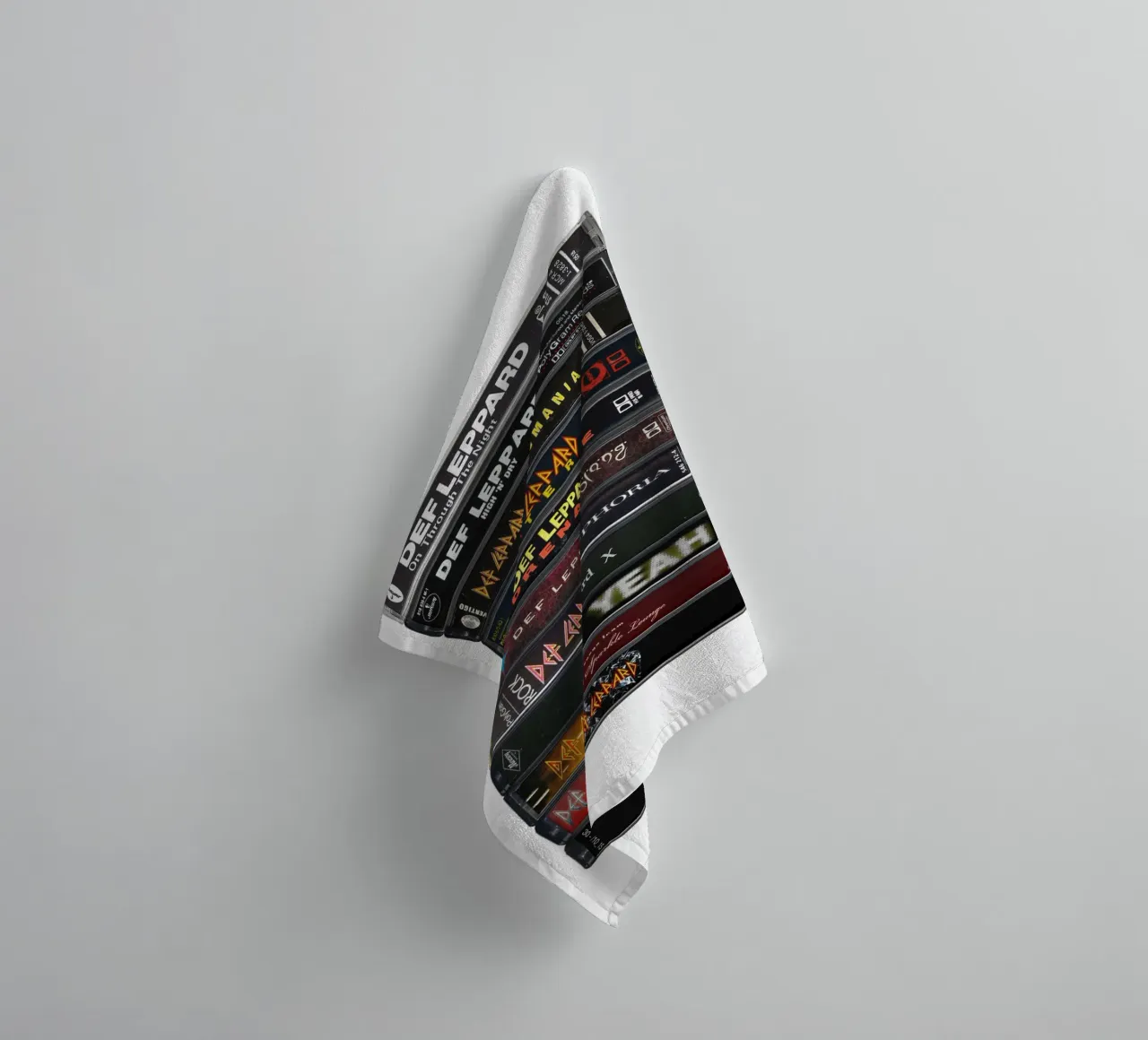 Def Leppard - Album raccolti - Stampa su cassetta asciugamano da bagno da MrMustardPrints
