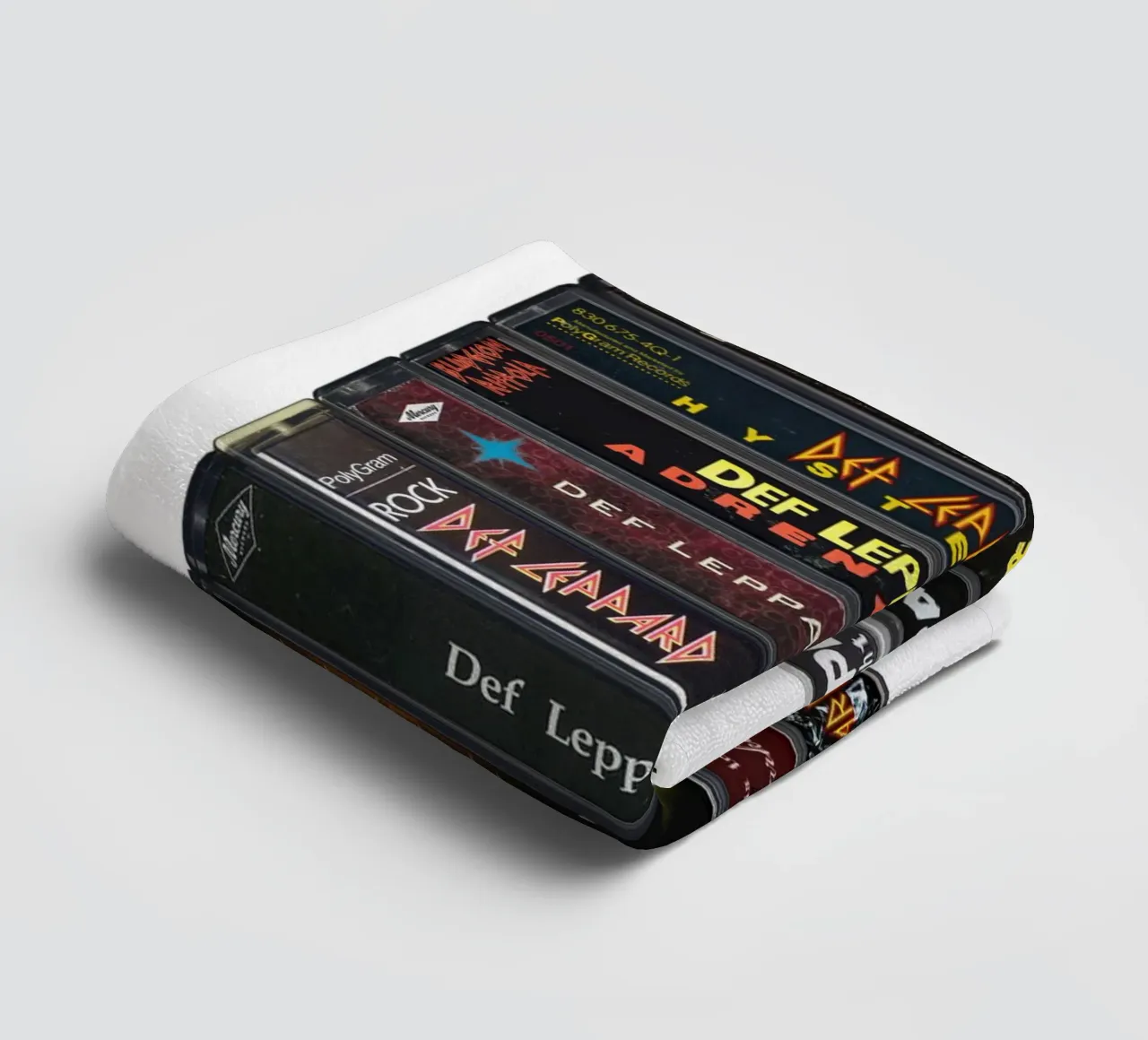 Def Leppard - Album raccolti - Stampa su cassetta asciugamano da bagno da MrMustardPrints