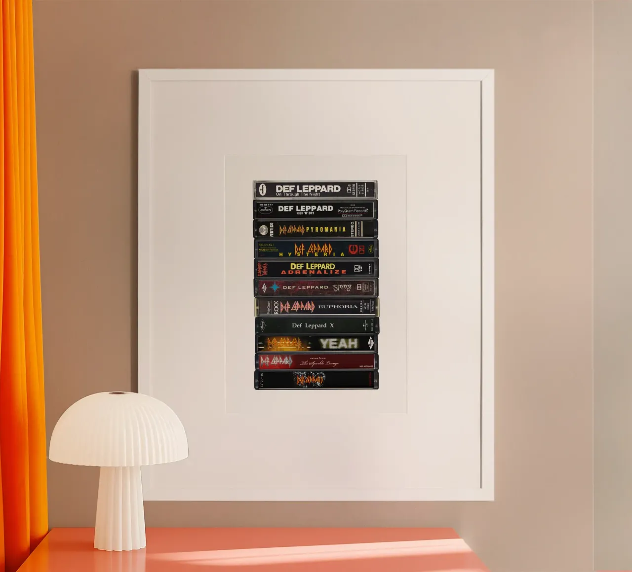 Def Leppard - Album raccolti - Stampa su cassetta poster con telaio in legno da MrMustardPrints