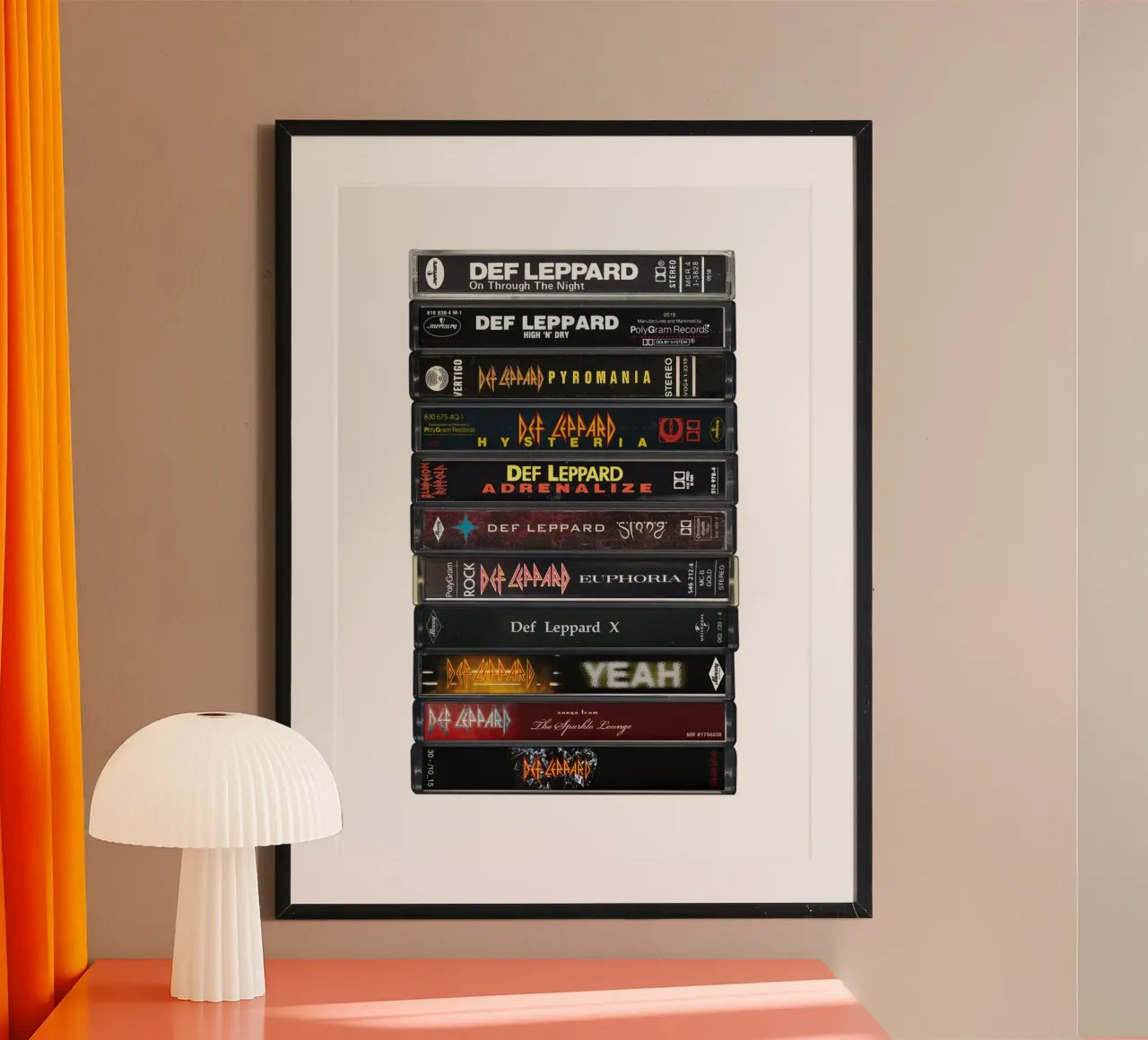 Def Leppard - Album raccolti - Stampa su cassetta poster con telaio in legno da MrMustardPrints