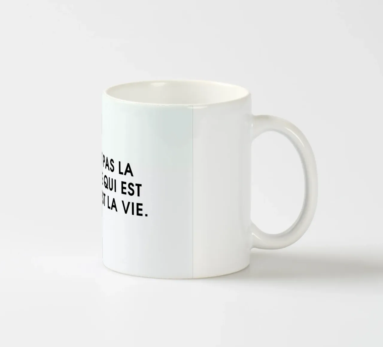 Ce n'est pas la politique qui est dure, c'est la vie - White tazza in ceramica da Intertitres