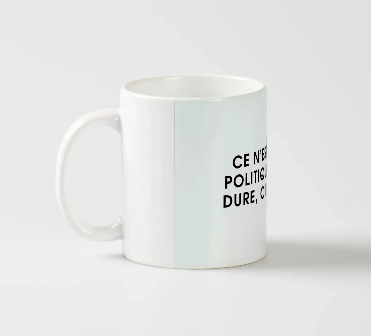 Ce n'est pas la politique qui est dure, c'est la vie - White tazza in ceramica da Intertitres