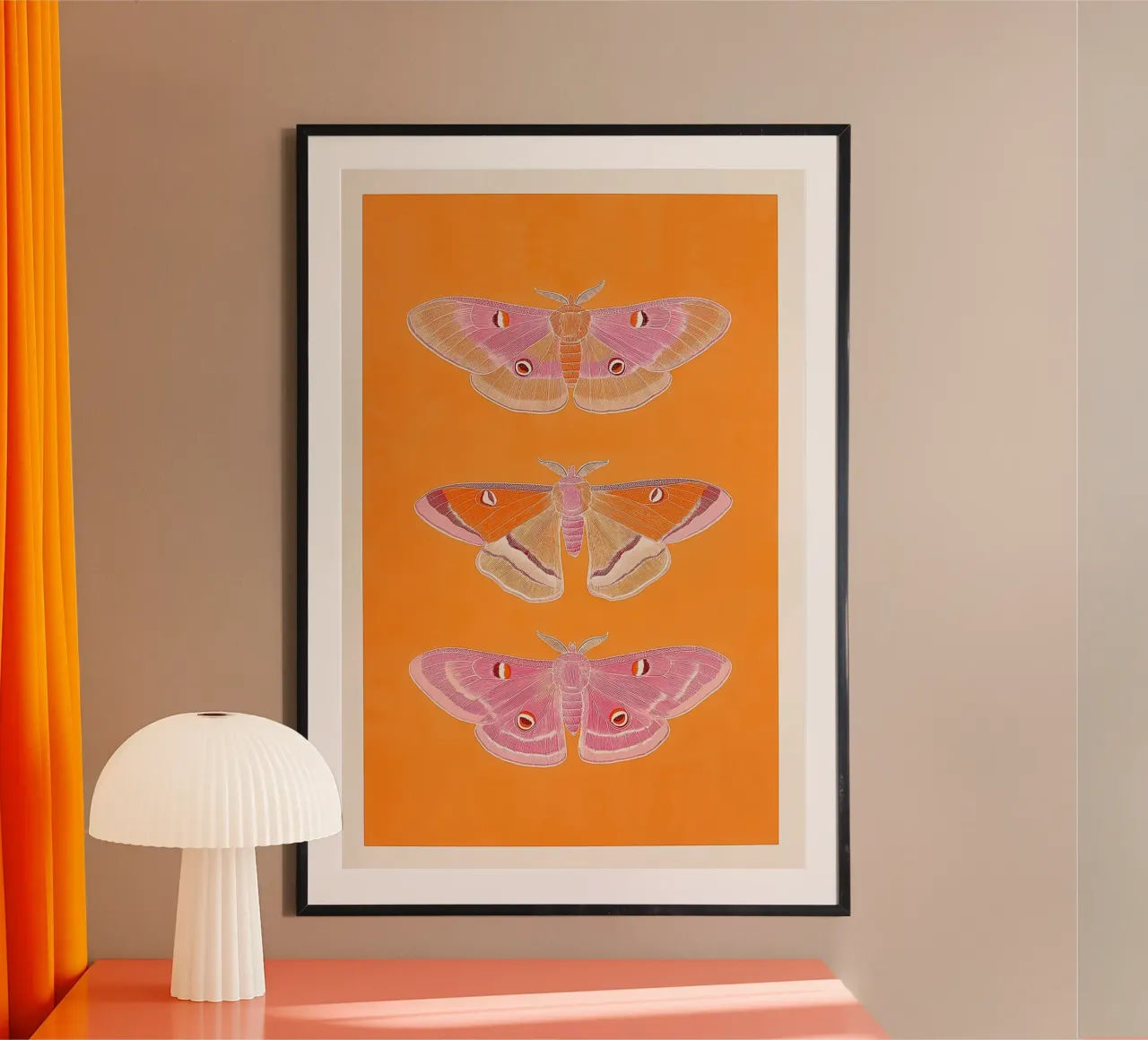 Trio di farfalle rosa 01 poster con telaio in legno da Malou-Studio