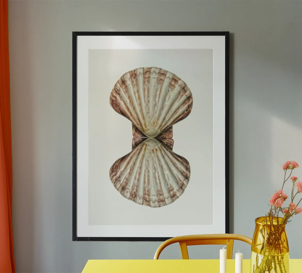 Poster della conchiglia di Venere poster con telaio in plastica da Curious Collections by Marielle Leenders